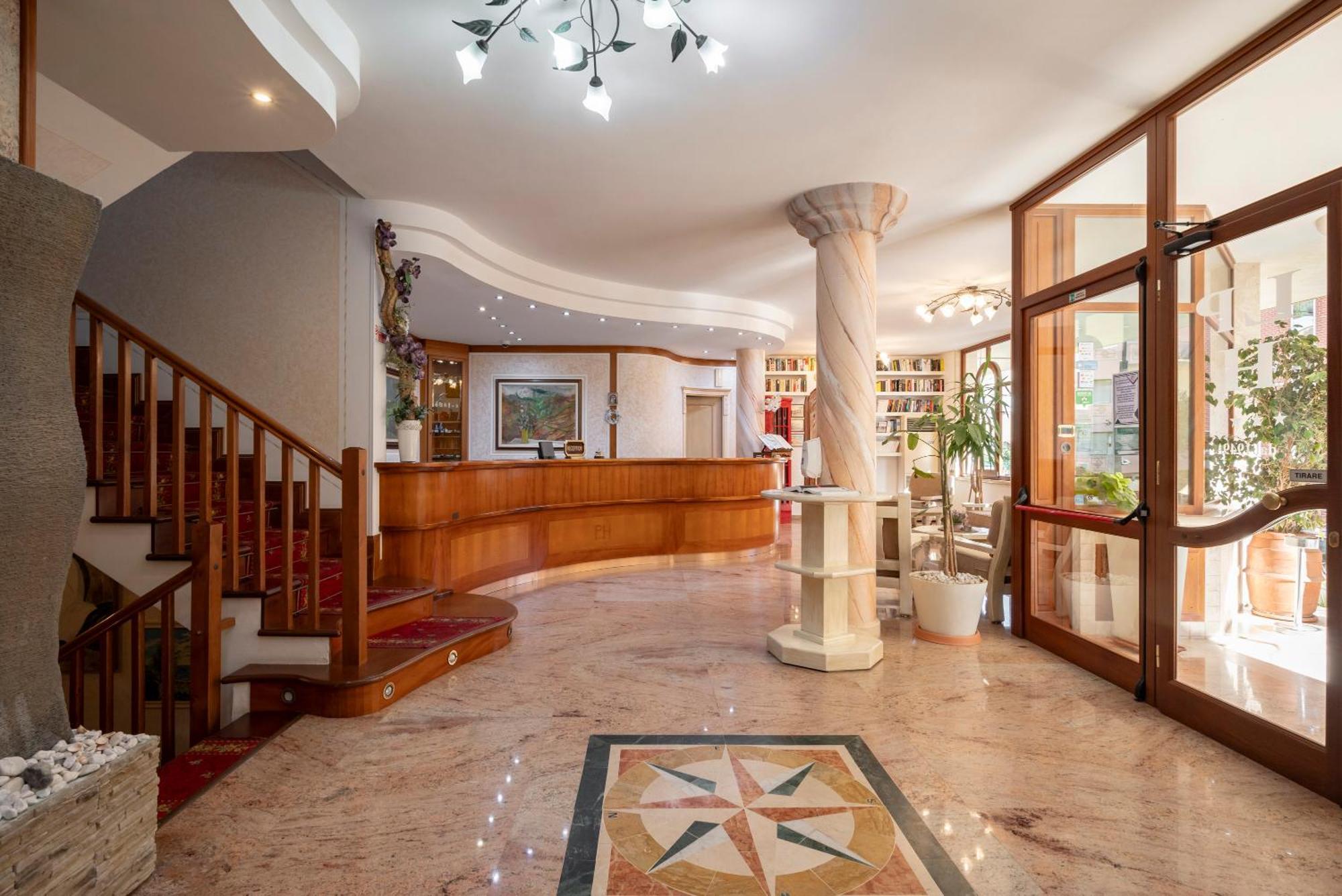 Lola Piccolo Hotel E Appartamenti Marina di Grosseto Eksteriør billede