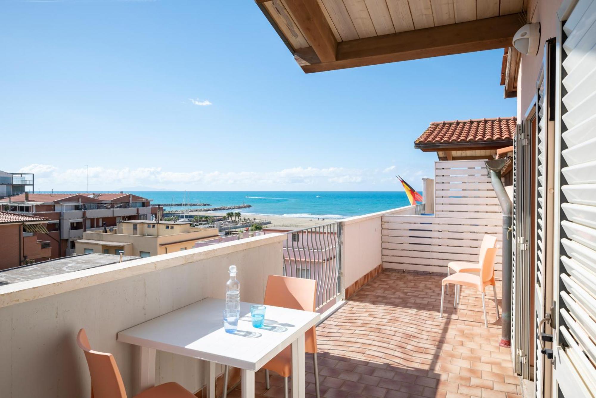 Lola Piccolo Hotel E Appartamenti Marina di Grosseto Eksteriør billede